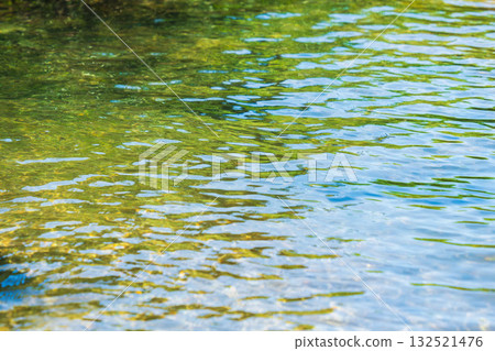 初夏水邊：清澈的溪水水面特寫 167 132521476
