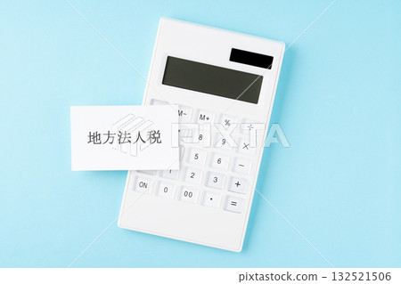 淺藍色背景中的地方公司稅字母和計算器 132521506