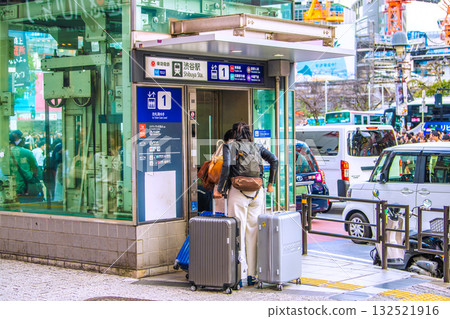 Tokyo cityscape in Japan Inbound tourism continues... Foreign tourists with suitcases getting on an elevator = 27th Tokyo cityscape in Japan Inbound tourism continues... Foreign tourists with suitcases getting on an elevator = 27th 132521916
