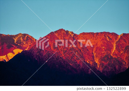 中阿爾卑斯山脈莫根羅特山脈的秋葉,赤谷岳與南駒岳 中阿爾卑斯山脈莫根羅特山脈的秋葉,赤谷岳與南駒岳 132522899