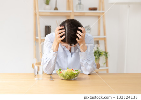 Woman eating salad 132524133