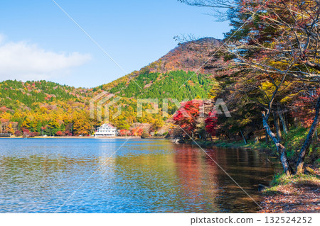 榛名山、榛名湖、烏帽岳(秋季) 榛名山、榛名湖、烏帽岳(秋季) 132524252