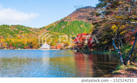 榛名山、榛名湖、烏帽岳(秋季) 榛名山、榛名湖、烏帽岳(秋季) 132524253