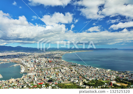 從函館眺望北海道秋日藍天的景色 132525320