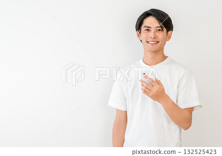 Young Asian man using smartphone (smartphone work, app, side job) Young Asian man using smartphone (smartphone work, app, side job) 132525423