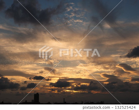 多雲的日落天空 多雲的日落天空 132525424