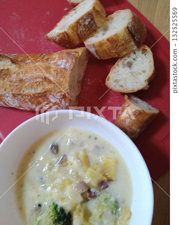 Cream soup and delicious sliced baguette 132525569