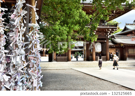 存放簽文的地方和寺廟大門 存放簽文的地方和寺廟大門 132525665