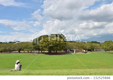 一名女子在薩穆卡瓦中央公園的山頂上打電話 一名女子在薩穆卡瓦中央公園的山頂上打電話 132525666