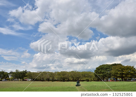 在三川中央公園的割草機 132525801