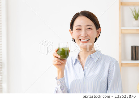 A woman drinking green juice 132525870