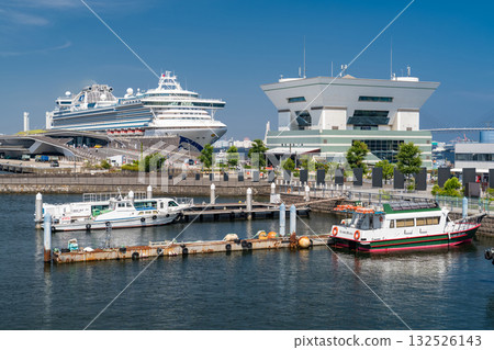 神奈川縣:大棧橋碼頭和山下臨港線海濱長廊的景色,那裡停泊著一艘豪華遊輪 神奈川縣:大棧橋碼頭和山下臨港線海濱長廊的景色,那裡停泊著一艘豪華遊輪 132526143