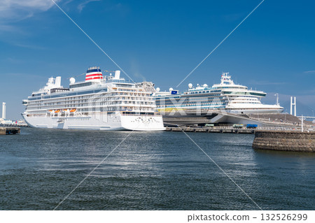 Kanagawa Prefecture: A view of Osanbashi Pier and the Yamashita Rinko Line Promenade, where a luxury cruise ship is moored 132526299