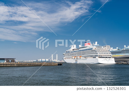 神奈川縣：大棧橋碼頭和山下臨港線海濱長廊的景色，那裡停泊著一艘豪華遊輪 132526301