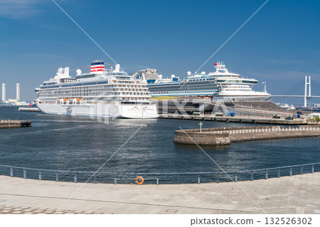 神奈川縣：大棧橋碼頭和山下臨港線海濱長廊的景色，那裡停泊著一艘豪華遊輪 132526302