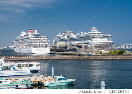 神奈川縣：大棧橋碼頭和山下臨港線海濱長廊的景色，那裡停泊著一艘豪華遊輪 132526304