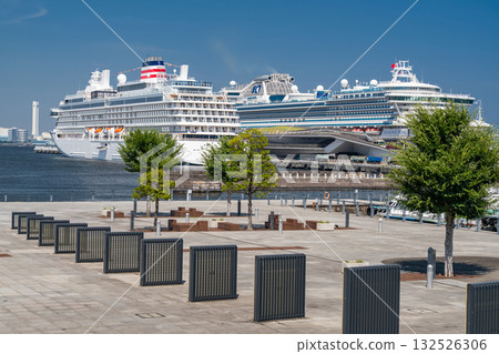Kanagawa Prefecture: A view of Osanbashi Pier and the Yamashita Rinko Line Promenade, where a luxury cruise ship is moored 132526306