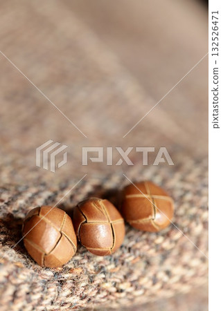 粗花呢外套袖口上的皮質子扣 132526471