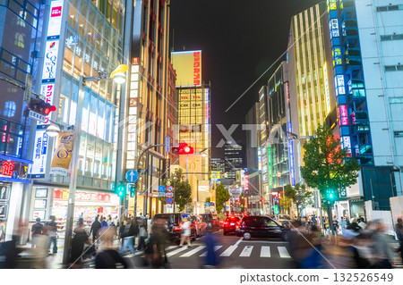 東京：新宿東口，霓虹燈閃耀的繁華購物區 132526549
