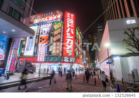 東京：新宿西口，霓虹閃爍的娛樂區 132526645