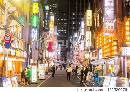 東京：新宿西口，霓虹閃爍的娛樂區 132526676