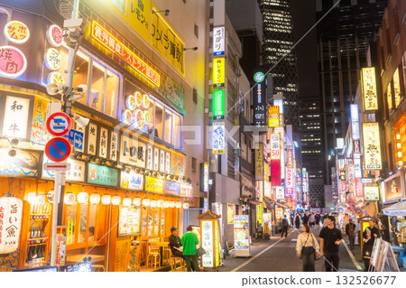 東京：新宿西口，霓虹閃爍的娛樂區 132526677