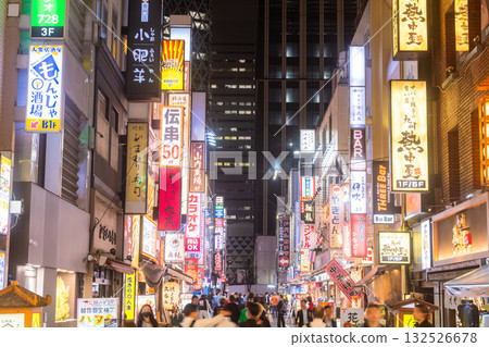 東京：新宿西口，霓虹閃爍的娛樂區 132526678