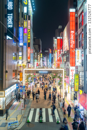 《東京》新宿武藏野街，夜晚的市區 132526777