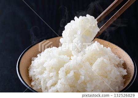 新鮮煮熟的米飯 新鮮煮熟的米飯 132526829