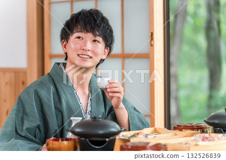 年輕的亞洲男子在日式旅館享用懷石料理（客房服務、懷石料理、禦膳、奢華） 132526839