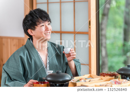 年輕的亞洲男子在日式旅館享用懷石料理（客房服務、懷石料理、禦膳、奢華） 132526840
