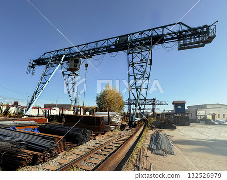 Traveling gantry crane, Base with metal pipes. 132526979