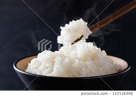 新鮮煮熟的米飯 132526998