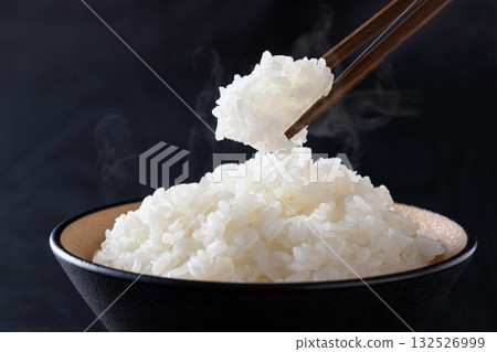 新鮮煮熟的米飯 新鮮煮熟的米飯 132526999