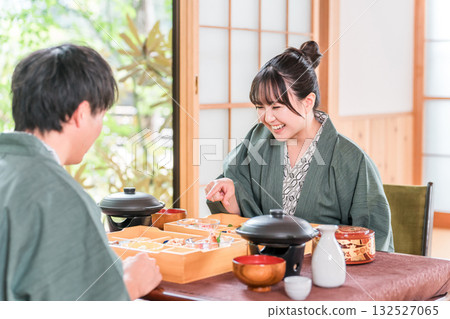 情侶/情侶在旅館享用懷石料理/餐點(美食/客房餐/懷石料理/禦膳/豪華) 情侶/情侶在旅館享用懷石料理/餐點(美食/客房餐/懷石料理/禦膳/豪華) 132527065