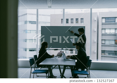 Young businessman to discuss Young businessman to discuss 132527167