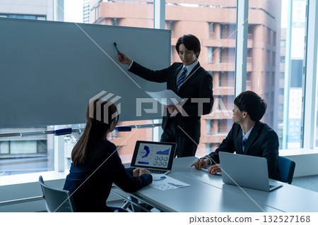 討論的年輕商人 討論的年輕商人 132527168