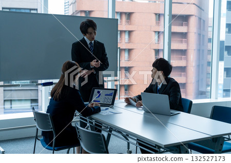 Young businessman to discuss Young businessman to discuss 132527173