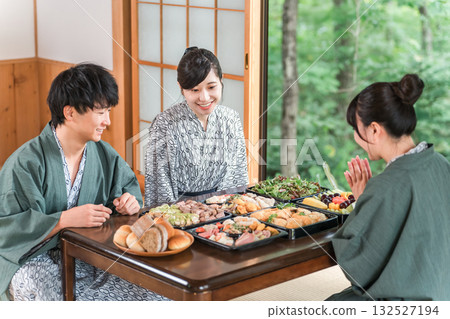 男女、家人、同事、朋友在溫泉旅館享受盛宴(公司旅行) 男女、家人、同事、朋友在溫泉旅館享受盛宴(公司旅行) 132527194