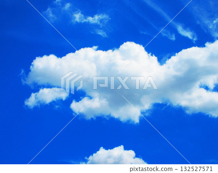 盛夏時節,碧空如洗,白雲巍峨,景色美不勝收。 盛夏時節,碧空如洗,白雲巍峨,景色美不勝收。 132527571