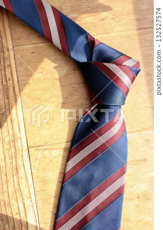 一條磨損的條紋領帶 一條磨損的條紋領帶 132527574