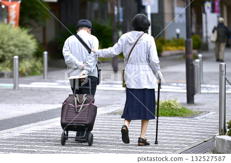 日本橫濱城市景觀：老化社會：拄著拐杖的老翁與老婦（兩人都戴著口罩）…= 28日的橫濱市 132527587