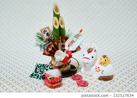 New Year's card material with a cute horse figurine and a cloisonne pattern background New Year's card material with a cute horse figurine and a cloisonne pattern background 132527634