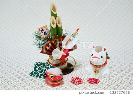 New Year's card material with a cute horse figurine and a cloisonne pattern background New Year's card material with a cute horse figurine and a cloisonne pattern background 132527636