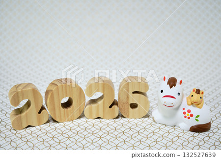 新年賀卡素材，印有可愛的馬匹圖案和琺瑯彩花紋背景。 132527639