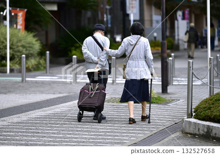 日本東京城市景觀：老化社會：拄著拐杖的老人與老婦（兩人都戴著口罩）…= 28日的橫濱市 132527658