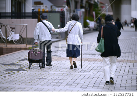 日本橫濱城市景觀：老化社會：拄著拐杖的老翁與老婦（兩人都戴著口罩）…= 28日的橫濱市 132527721