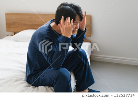 一位年輕人醒來時頭痛的生活方式圖片 132527734