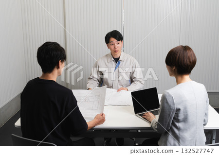 施工現場主管與建築師討論建築形象 施工現場主管與建築師討論建築形象 132527747