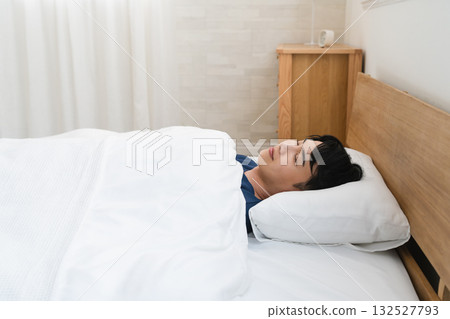 一位年輕男子熟睡的生活方式圖片 132527793